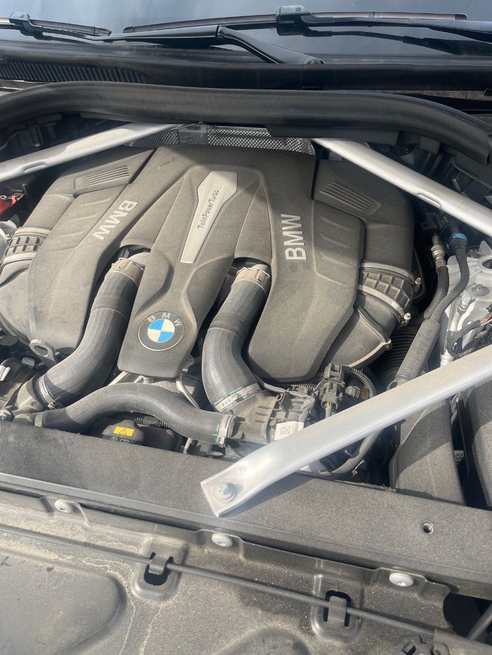 Engine compartment clean, no leaks, hoses in good condition